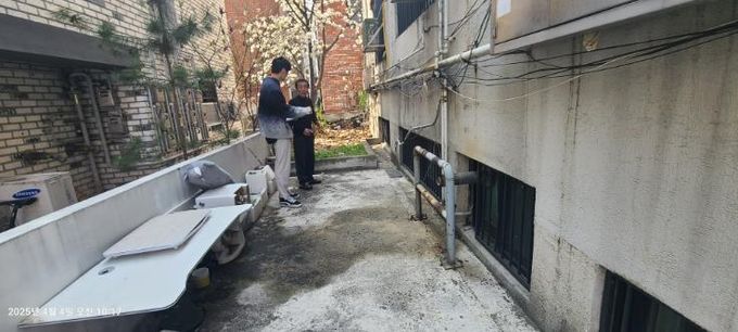 반지하 방범창 설치 사업 현장조사 장면