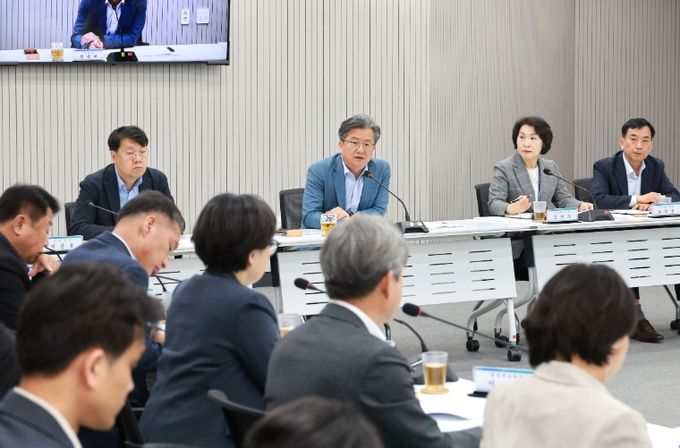 정용래 유성구청장이 9일 확대간부회의를 진행하고 있다