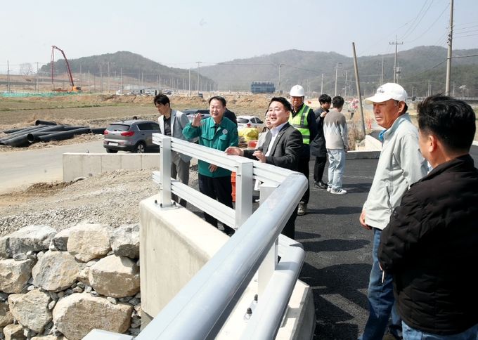 서철모 서구청장 기성동 사업 현장 방문 장면