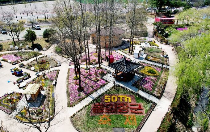 의령군민공원 홍의장군축제 앞두고 봄꽃으로 새단장