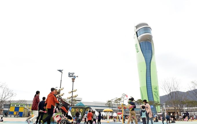 하남 유니온파크에서 가족들이 봄날의 여유로운 나들이를 즐기고 있다.