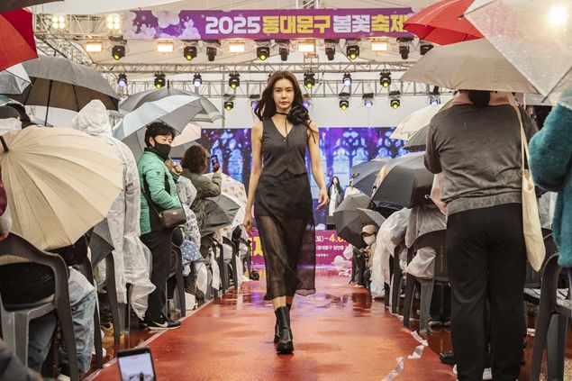 동대문구 봄꽃패션쇼에서 모델이 런웨이를 걷고 있다.