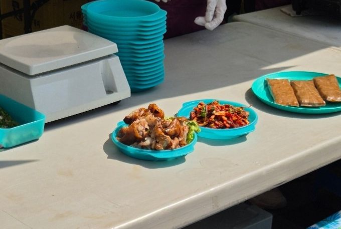 다회용기에 담긴 동대문구 봄꽃축제 먹거리