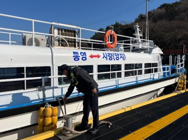 사천해경이 연안 안전사고 위험예보제 발령에 따라 항포구 및 계류선박 등을 순찰 중인 모습