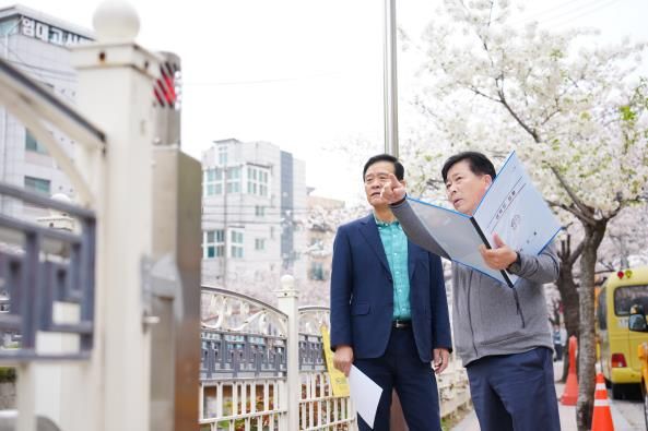 여유와 휴식이 있는 성북천으로...이승로 구청장, 성북천 현장 안전점검 나서