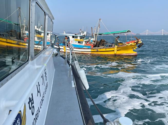 사천해경, 삼천포항만 내 불법조업 합동 단속 모습.