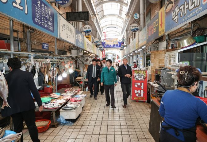 이상근 군수, 고성시장에서 민심 경청