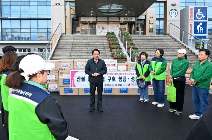 이성헌 서대문구청장이 15일 아침 구청 광장에서 산불 피해 지역 성금과 후원품을 전하기 위해 경북 안동시로 출발하는 구청 관계자와 자원봉사주민들을 격려하고 있다.