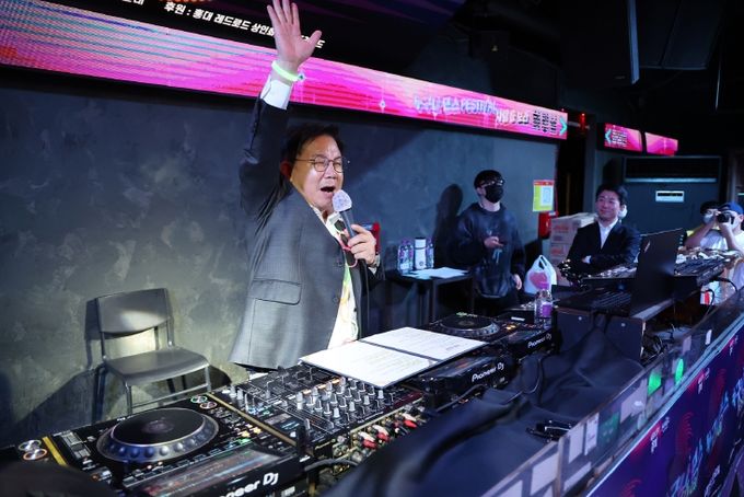 누구나댄스페스티벌에 참석하여 행사를 즐기고 있는 박강수 마포구청장