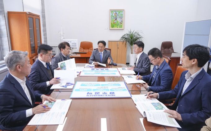 강기정 광주광역시장이 17일 오전 국회에서 16~17일 이틀간 '주간 여의도 집무실' 일정을 마친 뒤 긴급현장회의를 열어 광주시 부시장, 실국장과 대응 상황을 점검하고 있다. /광주광역시 제공