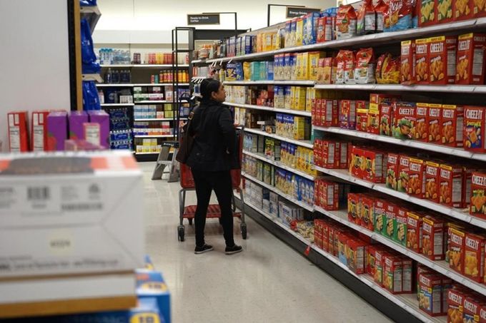 지난달 4일 한 소비자가 미국 캘리포니아주 로스앤젤레스 카운디 로즈미드의 한 슈퍼마켓에서 물건을 구매하고 있다. (사진/신화통신)