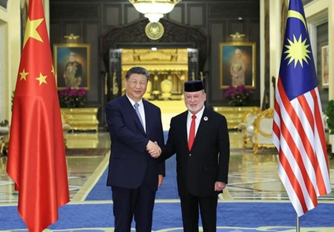 시진핑(習近平) 중국 국가주석이 16일 오전 말레이시아 국가 왕궁에서 이브라힘 알마훔 이스칸다르 말레이시아 국왕과 회견했다. (사진/신화통신)