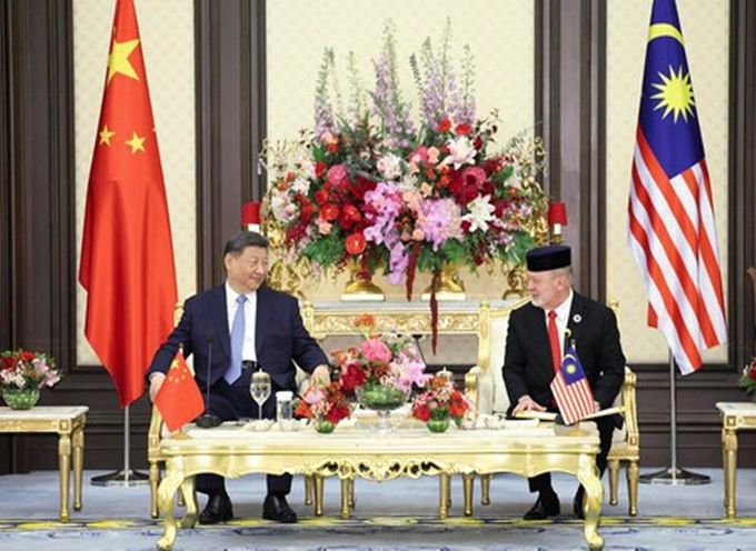 이브라힘 국왕이 16일 말레이시아 국가 왕궁에서 시 주석과 회견을 하고 있다. (사진/신화통신)