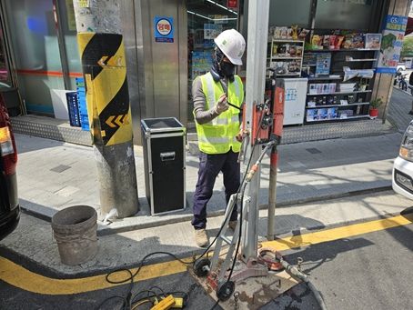 작업자가 공동 확인 조사를 하고 있다.