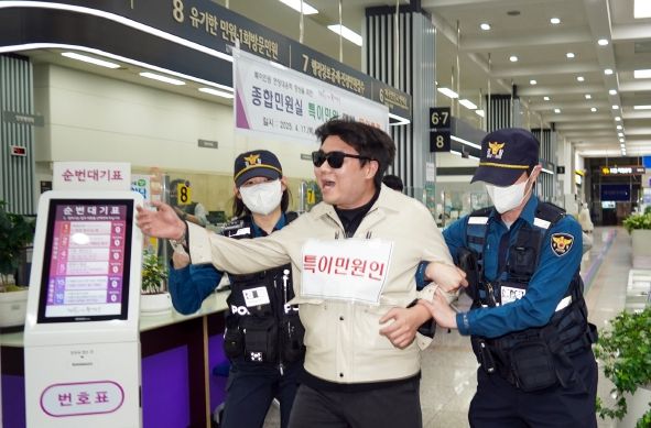 동대문구청 1층 종합민원실에서 진행된 특이 민원 대비 모의훈련 현장