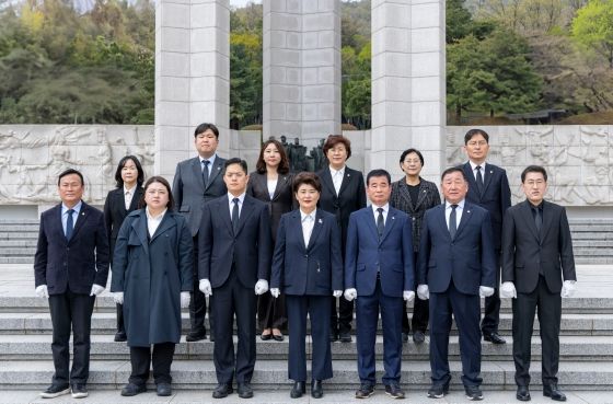 국립 4·19민주묘지 참배