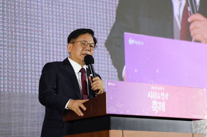 박강수 마포구청장이 제3회 사람을 보라 축제에 참석해 기념사를 하고 있다