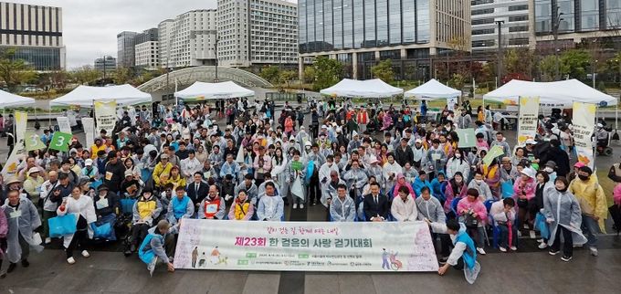 진교훈 서울 강서구청장이 19일(토) 서울식물원에서 열린 ‘제23회 한 걸음의 사랑 걷기대회’에 참석해 참가자들을 응원했다. 사진은 이날 기념촬영 모습.