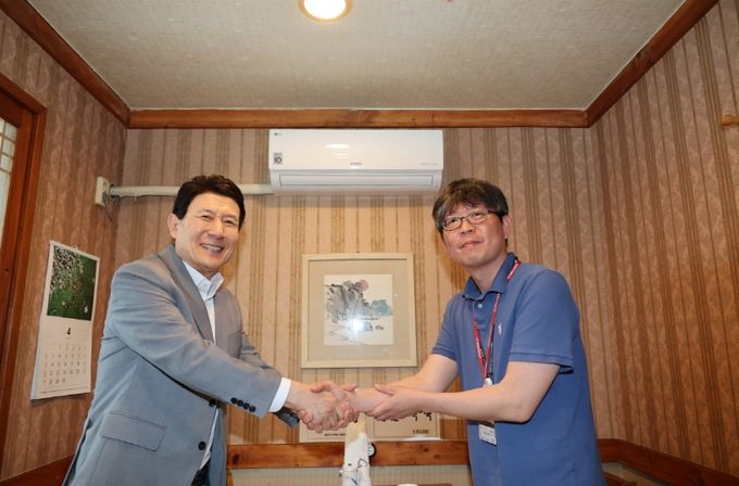 이강덕 포항시장은 과학의 날인 21일 세계가 주목하는 공학자 노준석 교수를 만나 격려의 뜻을 전했다. (좌)이강덕 포항시장, (우)노준석 교수.