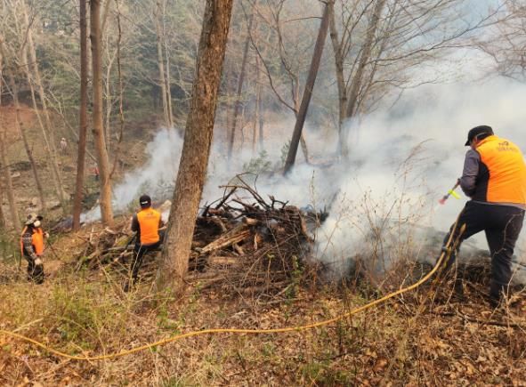 하동군 “불길보다 빠르게”...산불 진화 현장의 숨은 영웅들