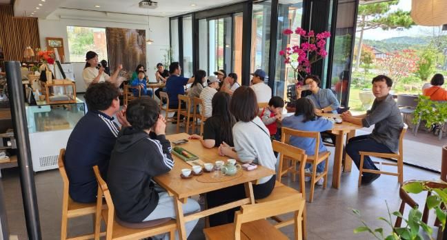 다산가족캠프 3기 가족들이 다도 체험 중이다.