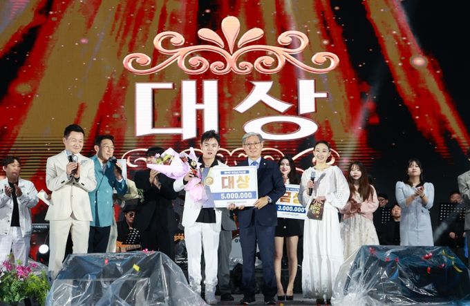 의령 제9회 이호섭가요제 대상 홍재형 씨