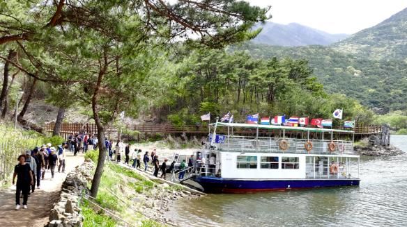 산막이엣길 유람선을 타는 모습