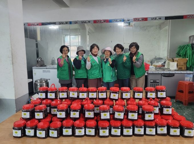 하동군 진교면 새마을 단체, 간장게장 130통 담가 취약계층에 나눔