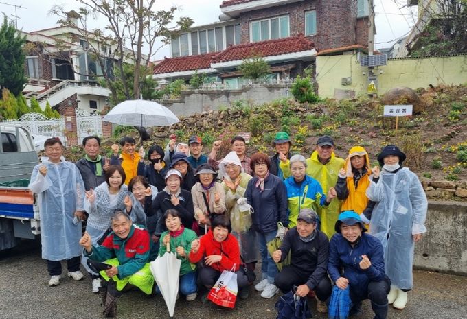 김해시 동상동통장단협의회 쓰레기 상습투기 구역에 탄소중립 화단 조성