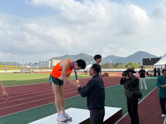 대회 최우수선수상을 수상한 어재혁 선수 수상 모습