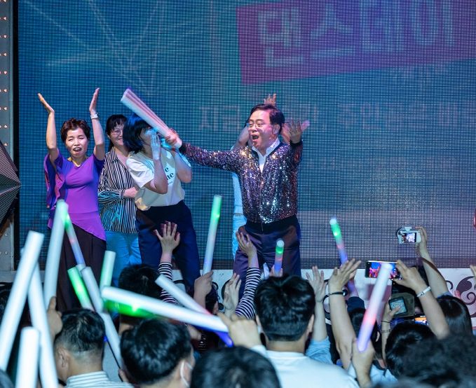 진교훈 서울 강서구청장(가운데)이 23일(수) 화곡동 호박나이트에서 열린 ‘오! 댄스데이’에서 장애인 가족들과 함께 무대에 올라 호응을 유도하고 있다. 강서장애인가족지원센터가 주최 주관한 이날 행사에는 장애인 300여 명이 참석했다.