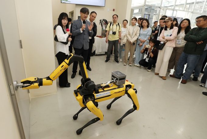 강남구, 로봇플러스 테스트필드에서 8개국 공무원에게 로봇 기술 선보여