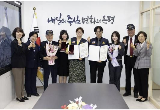 6·25전쟁 참전유공자 유족에게 무공훈장 전수 모습