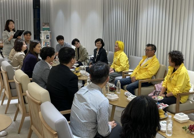 지난 23일 교사성장마루에서 교직원 20명이 참석한 가운데 토크콘서트 '기억하는 우리의 밤'이 진행되고 있다(좌측부터 고 권순범 학생 모친, 고 김동영 학생 부친, 고 김웅기 학생 모친/광주시교육청 제공