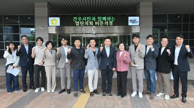 진주시의회 기획문화위, 2025년 진주딸기축제 성과 공유 간담회 개최