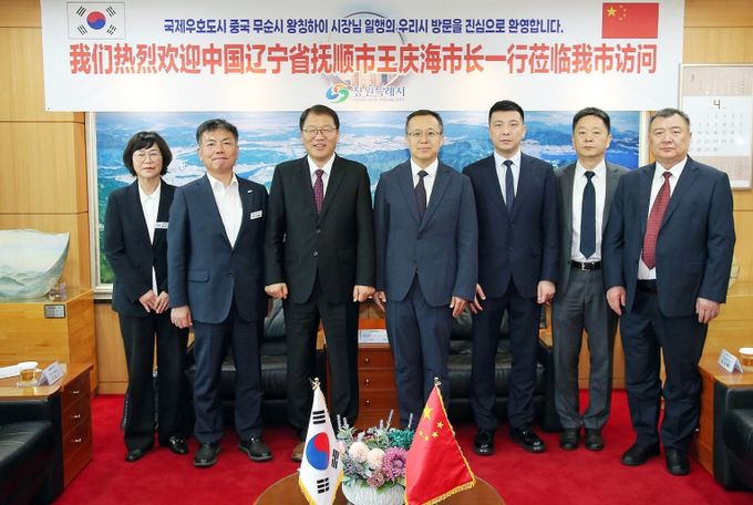 왼쪽부터 장금용 창원특례시장 권한대행, 왕칭하이 무순시장