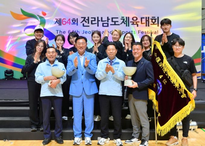 장성군이 제64회 전남체전에서 종합 4위를 기록했다. 중앙 좌측 김한종 군수