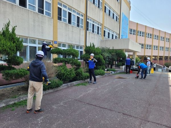 ‘재능기부봉사단’, 백양고 수목 전정 작업 모습