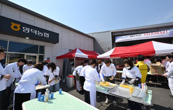 대한민국명장회 회원들이 영덕 군민에게 자장면 봉사활동을 펼치고 있다.