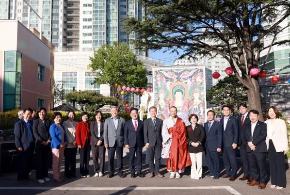 장인홍 구로구청장(왼쪽에서 9번째)이 점등식이 끝난 후 기념 촬영을 하고 있다.