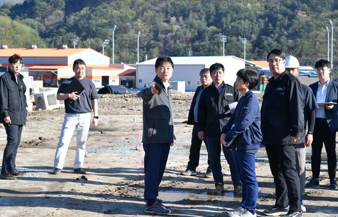 최문순 화천군수가 지난 23일 사내면 사창리에서 진행 중인 사내 파크골프장 조성사업 현장을 찾아 진행상황을 점검하고 있다