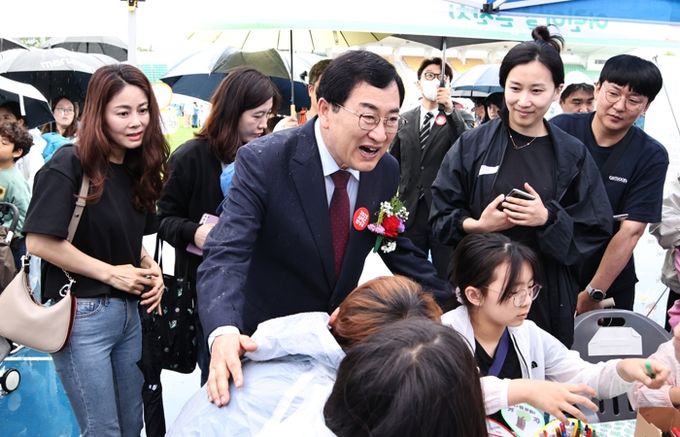 주낙영 경주시장이 지난해 5월 5일 어린이날 시민운동장에서 개최된 어린이날 큰잔치 행사에 참석해 아이들을 격려하고 있다.