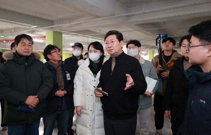 이상일 용인특례시장이 경남아너스빌디센트 건설 현장을 방문해 하자보수 상황을 살피고 있다.