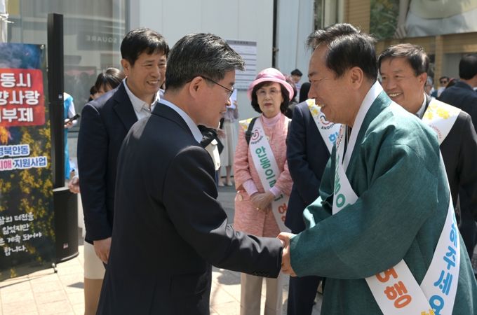 인사 나누는 김길성 중구청장(왼쪽)과 권기창 안동시장(오른쪽)