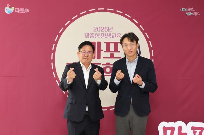 마포 효도학교 ‘정희원 교수’와 함께 포즈를 취하는 박강수 마포구청장