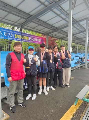 왼쪽부터 이종석 감독, 안일지·박진영·박종하·김덕훈·김수영 선수