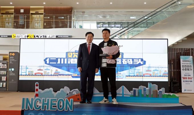 환영 행사를 마치고 기념촬영을 하고 있다(좌측에서 첫 번째 단동국제항운 이용국 대표이사)