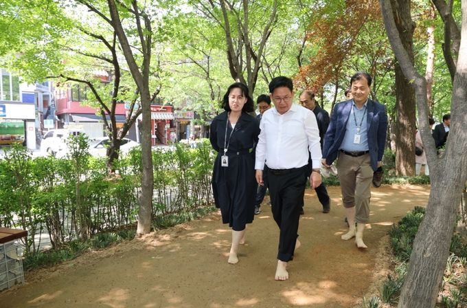 마포구, 도심 속 힐링 명소 ‘토정공원 맨발 황톳길’ 개장