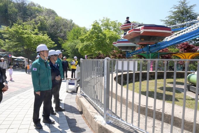 고광완 광주광역시 행정부시장이 28일 오후 우치공원 내 패밀리랜드를 방문해 놀이시설, 전기시설 등 안전관리 실태를 점검하고 있다.