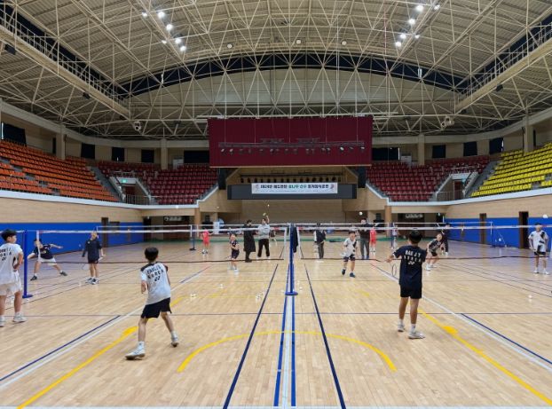 배트민턴 훈련중인 선수들 모습